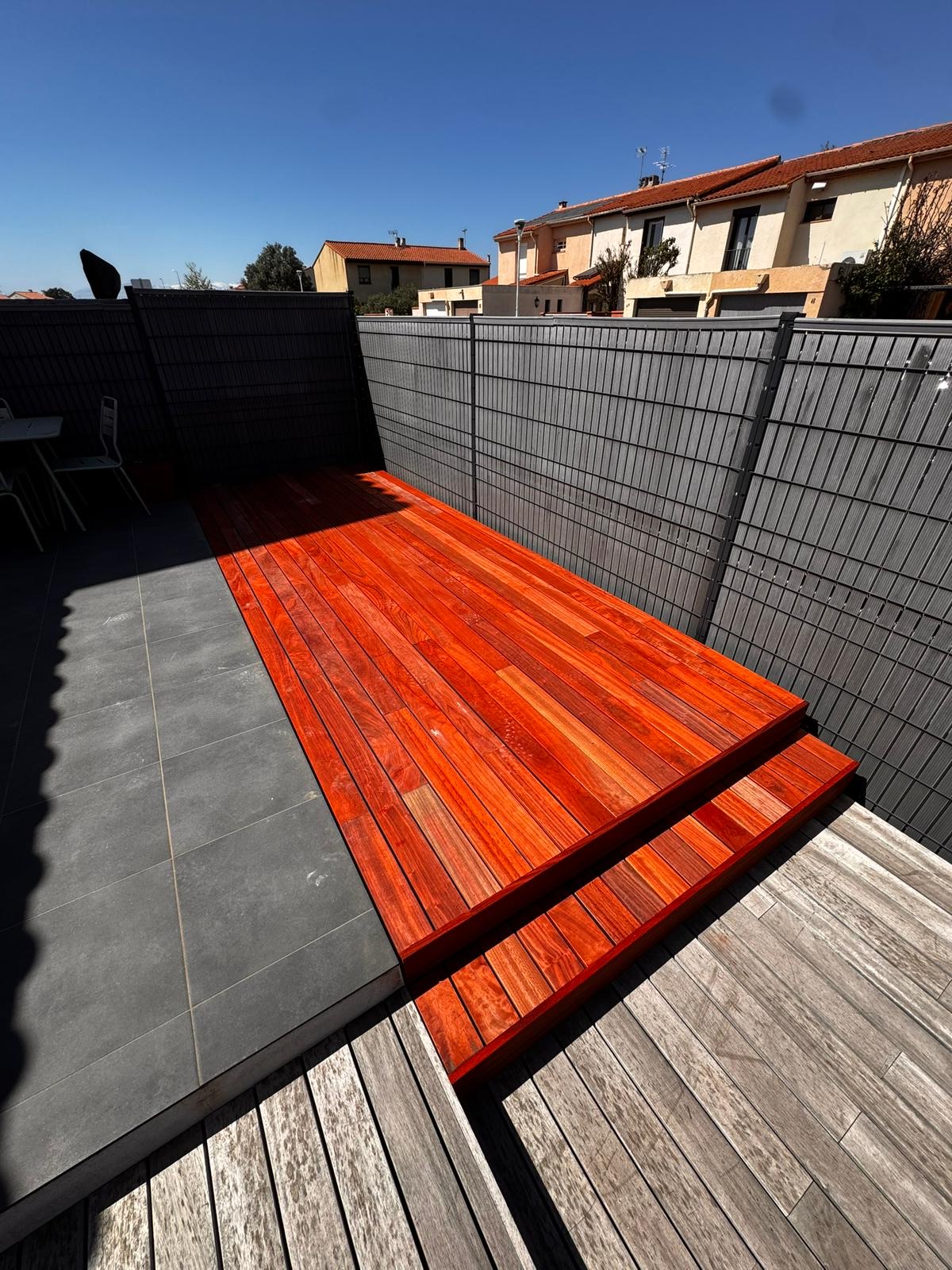 Marches et plateforme en bois rouge