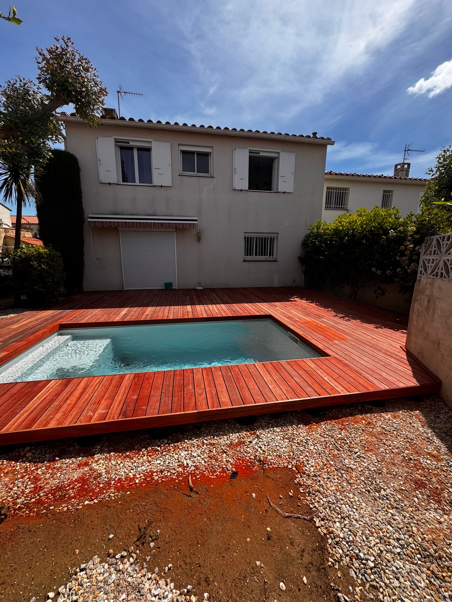 Plage de piscine en bois devant une maison
