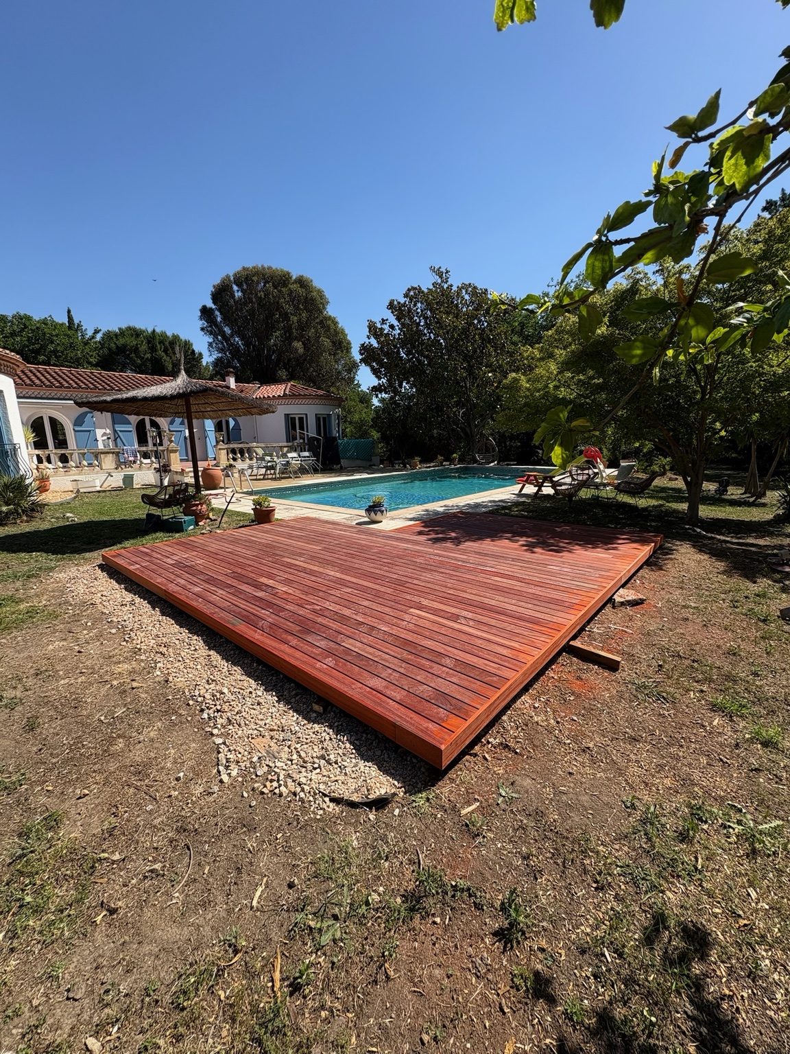 Plateforme en bois au bord d’une piscine