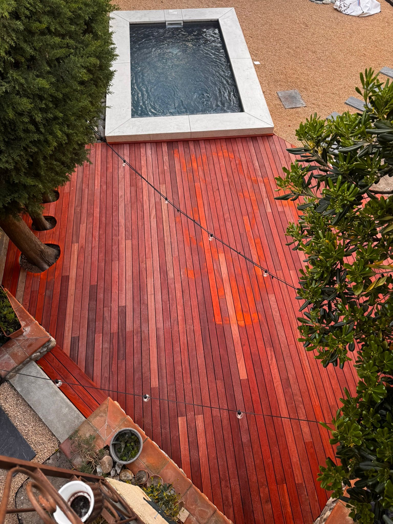 Vue en hauteur d’une terrasse en bois autour d’un bassin